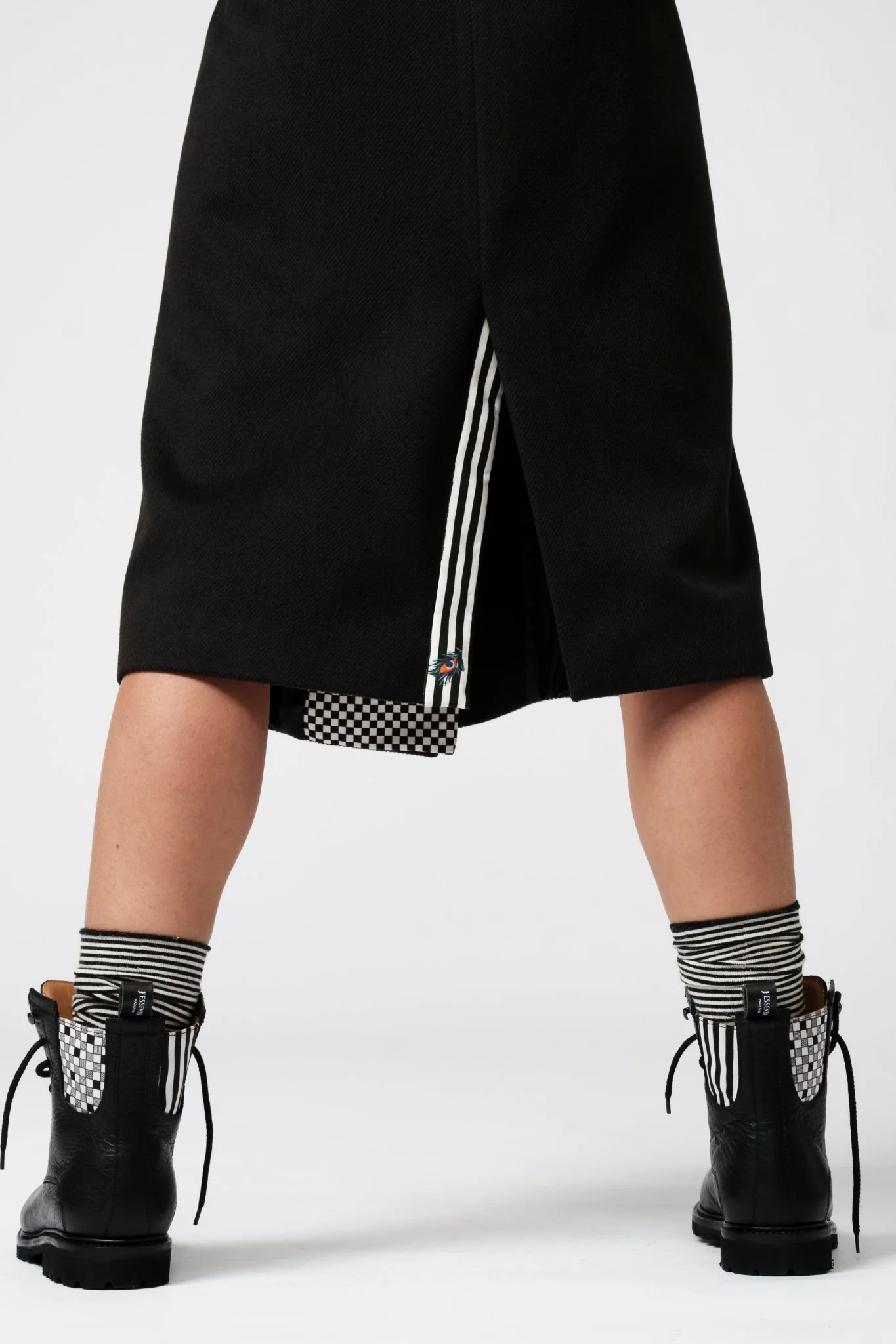 Anfibi unisex con dettagli black & white - immagine 3